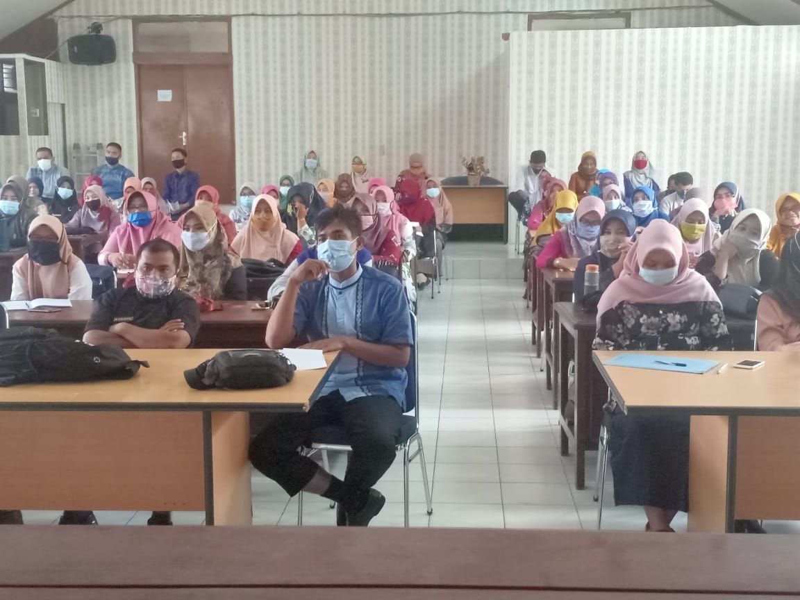 Seratusan guru yang baru dilantik jadi PNS diberi pembekalan dan pembinaan oleh Kadis Dikbud Kabupaten Sijunjung